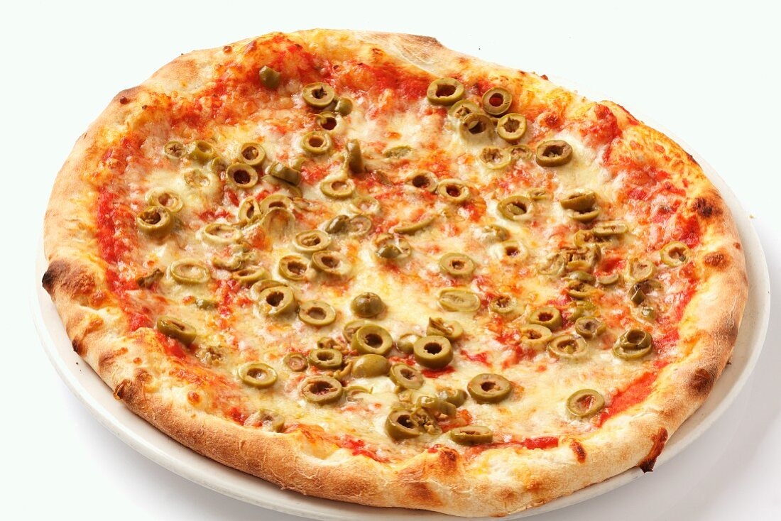 Pizza Margherita mit grünen Oliven