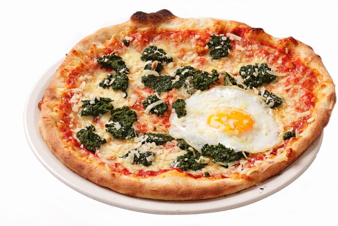 Pizza mit Spinat und Spiegelei – Bilder kaufen – 11126074 StockFood