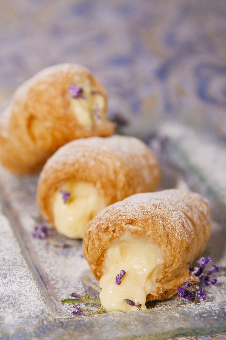 Puff pastry rolls filled with cream