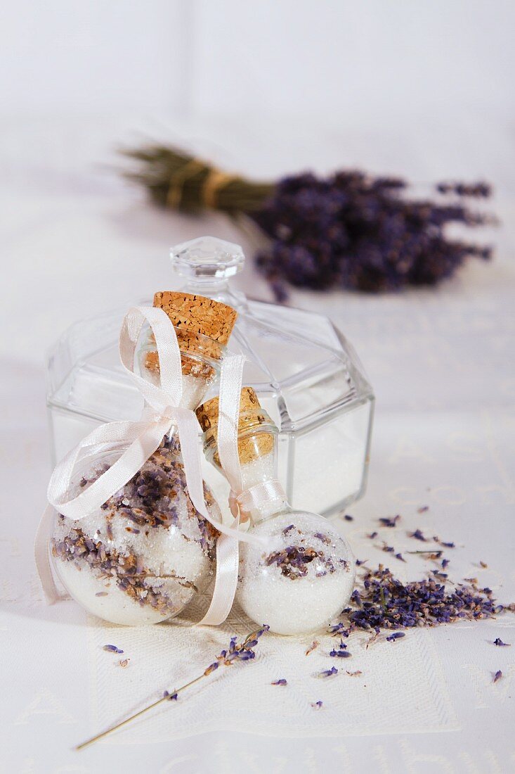 Lavendelzucker in dekorativen Flaschen
