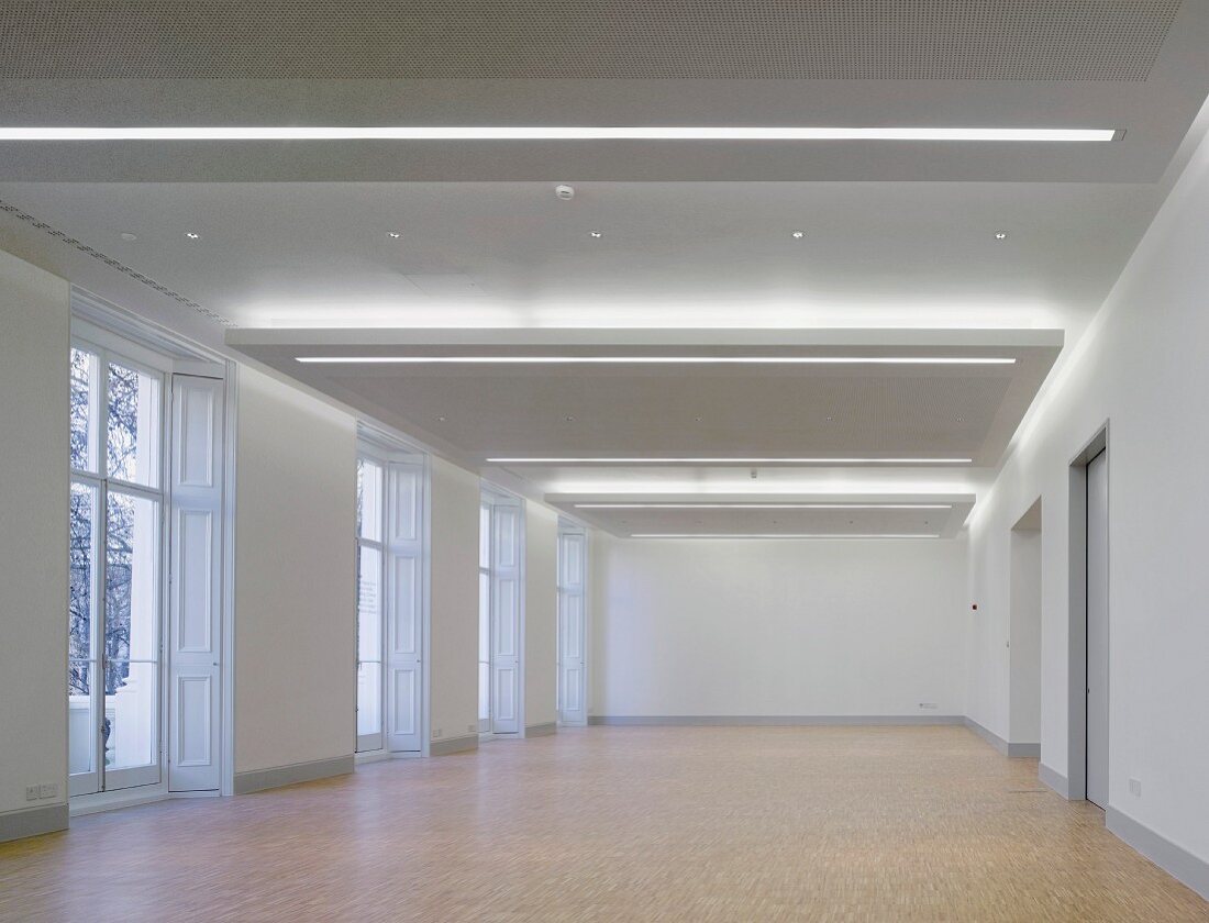 Leerer Galerieraum mit verschiedenen Lichtsystemen in abgehängter Decke (Goethe Institut, London)