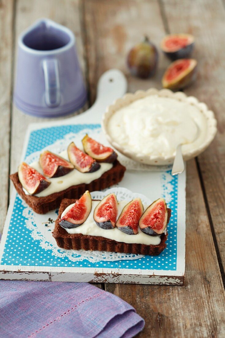 Schokoladentarteletts mit weisser Schokocreme und Feigen