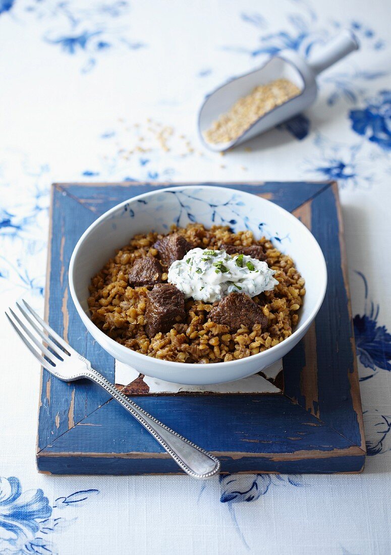 Lamm-Biryani mit Gerste und Raita