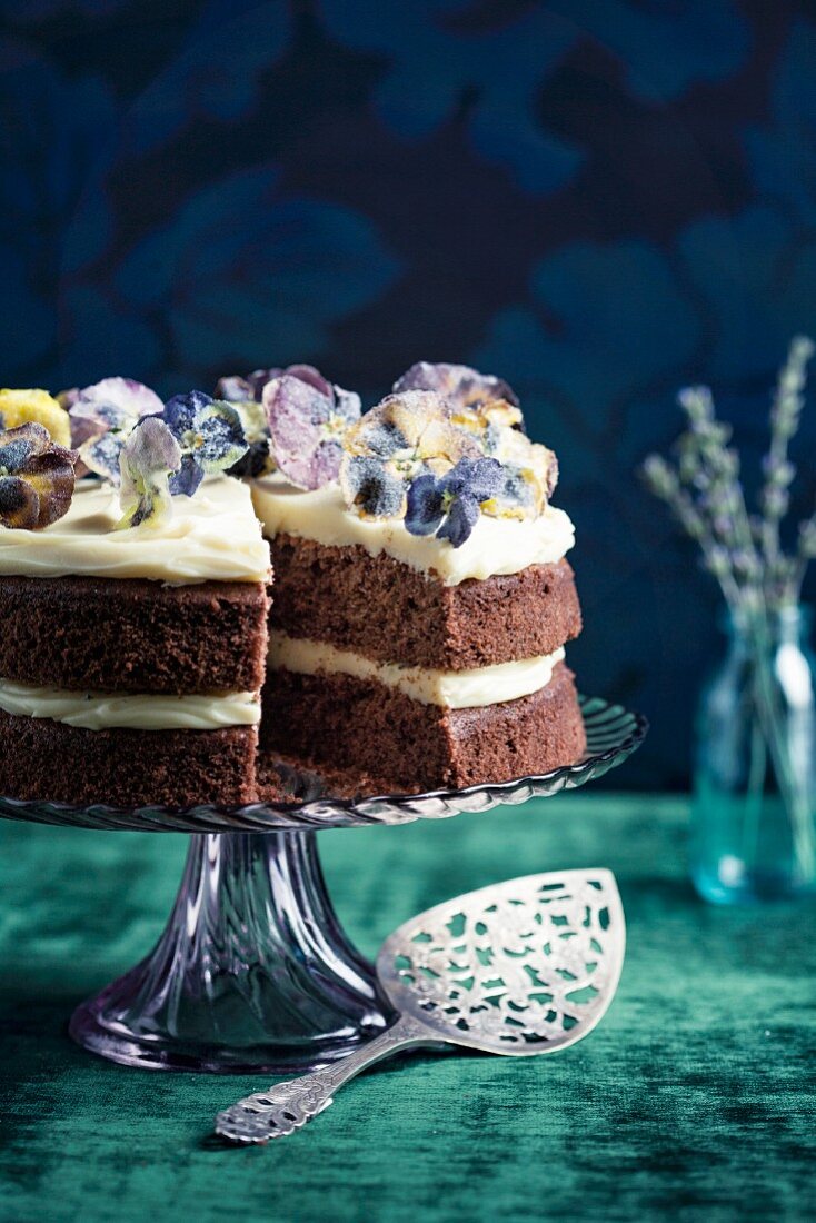 Schokoladen-Biskuit-Torte mit weisser Schoko-Lavendel-Creme und gezuckerten Essblüten