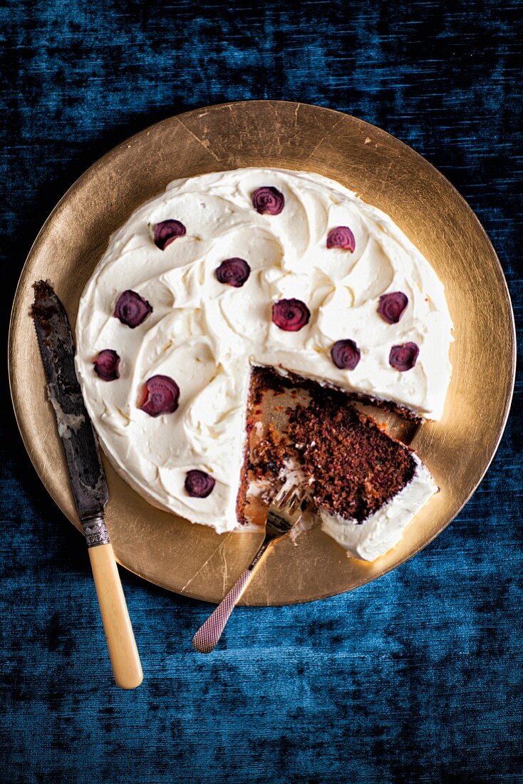 Rote-Bete-Kuchen mit Pecannüssen und Frisckkäse-Creme