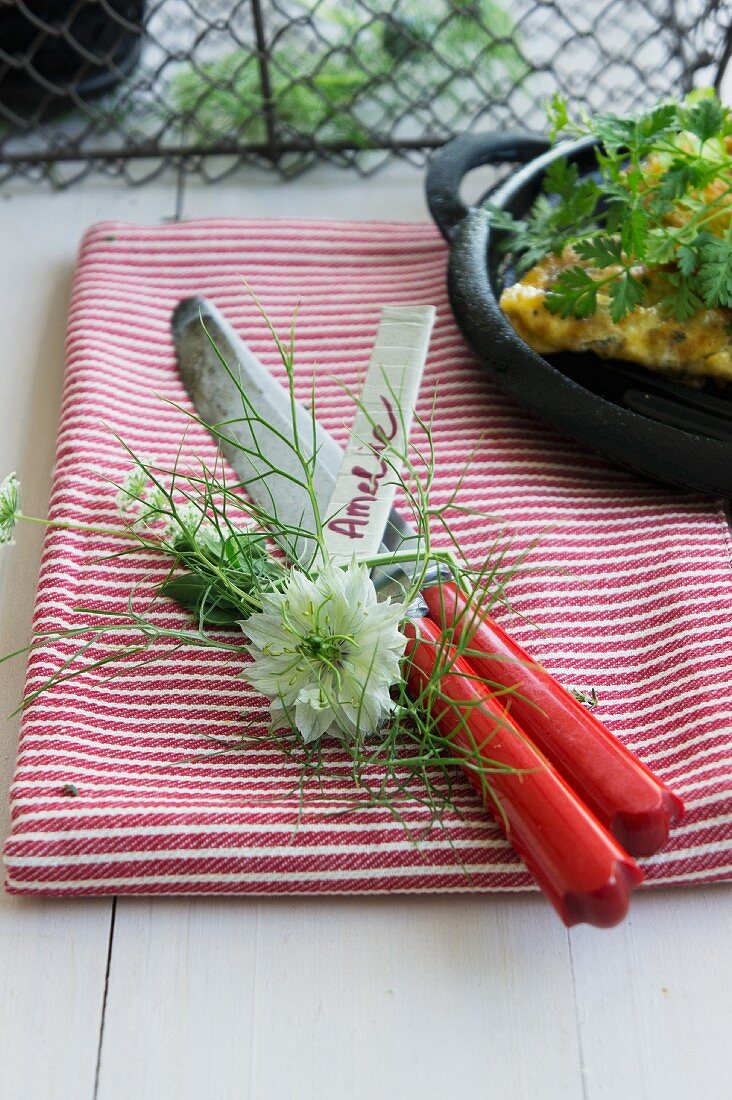 A knife and a name card wrapped with nigella and cow parsley