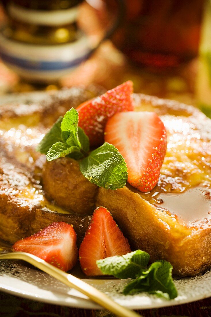 French Toast mit Ahornsirup & Erdbeeren (Nahaufnahme)