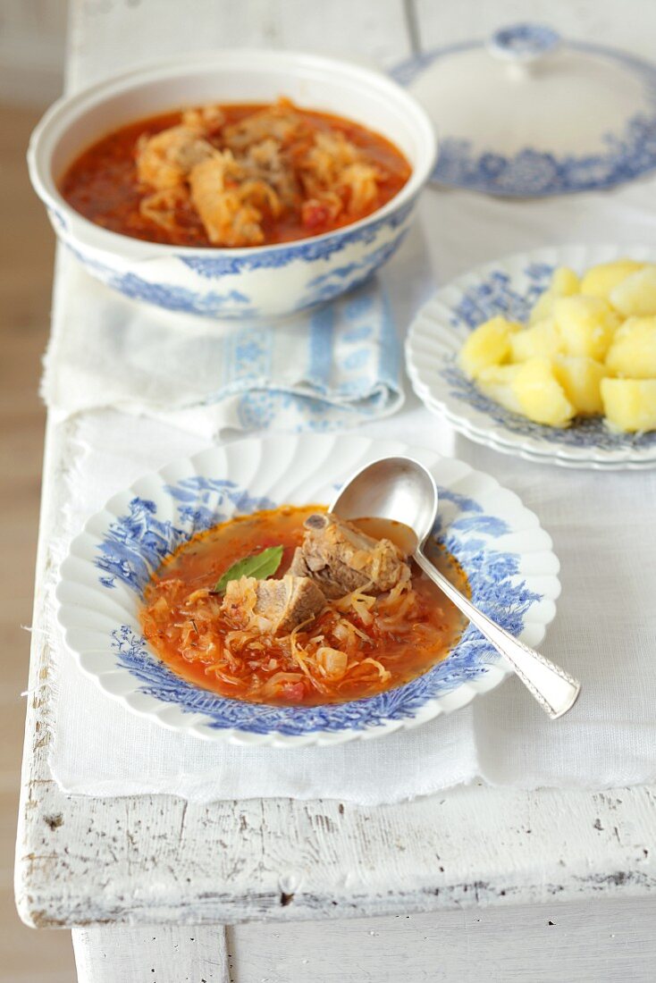 Sauerkrautsuppe mit Schweinefleisch und Salzkartoffeln