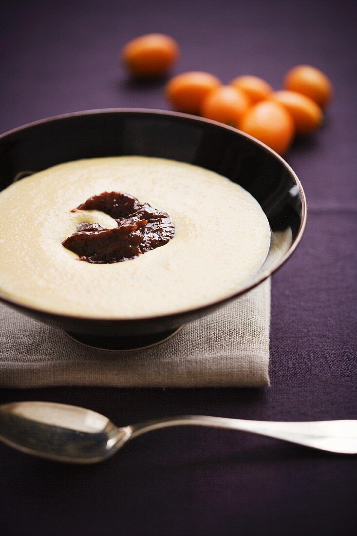 Kalte Pfirsichsuppe mit Himbeermarmelade