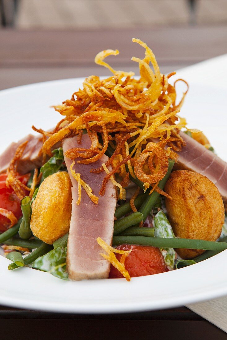 Salat mit Röstkartoffeln, gebratenem Thunfisch, grünen Bohnen und Schmortomaten