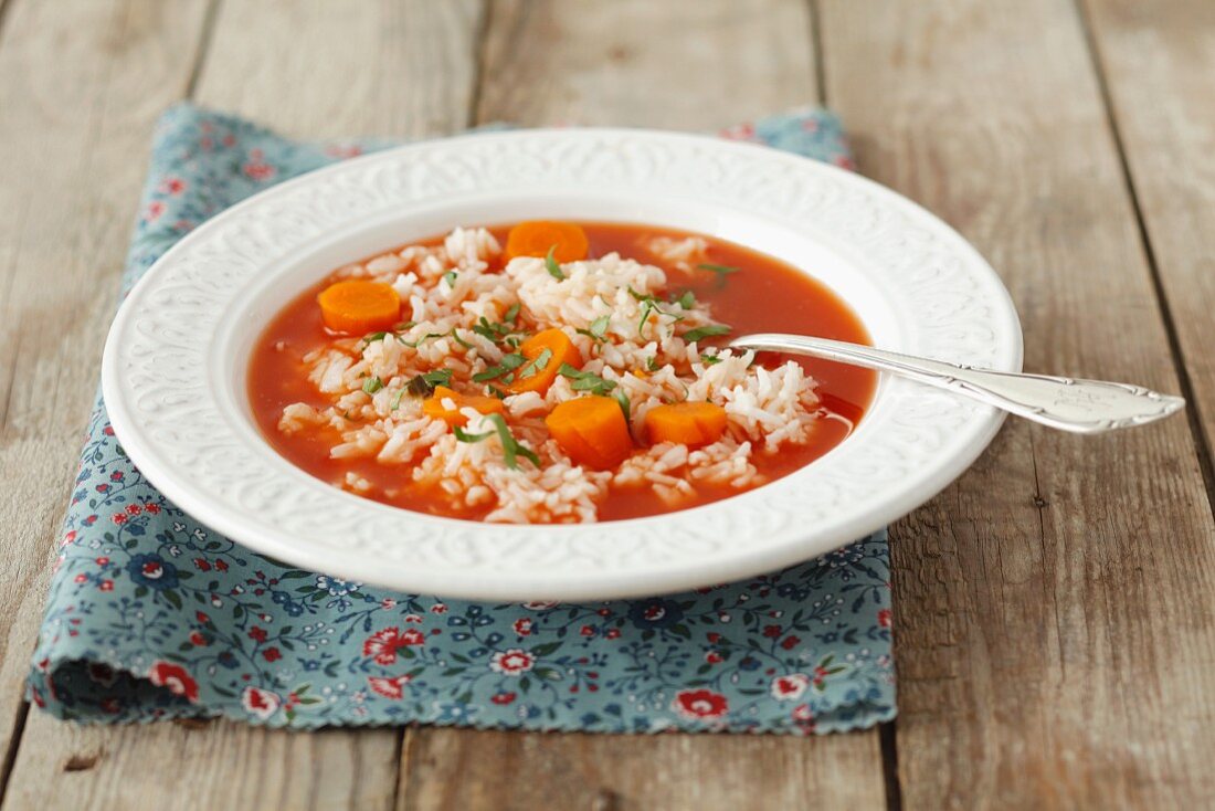 Tomato soup with rice and carrots