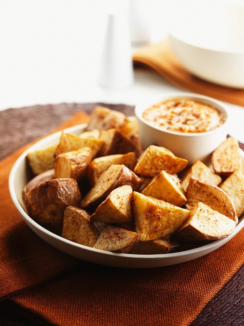 Spicy potato wedges with a dip