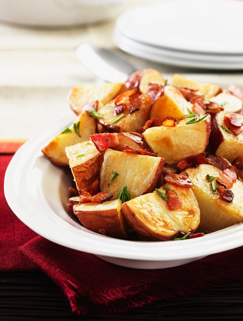 Gebratene Kartoffeln mit Speck und Kräutern