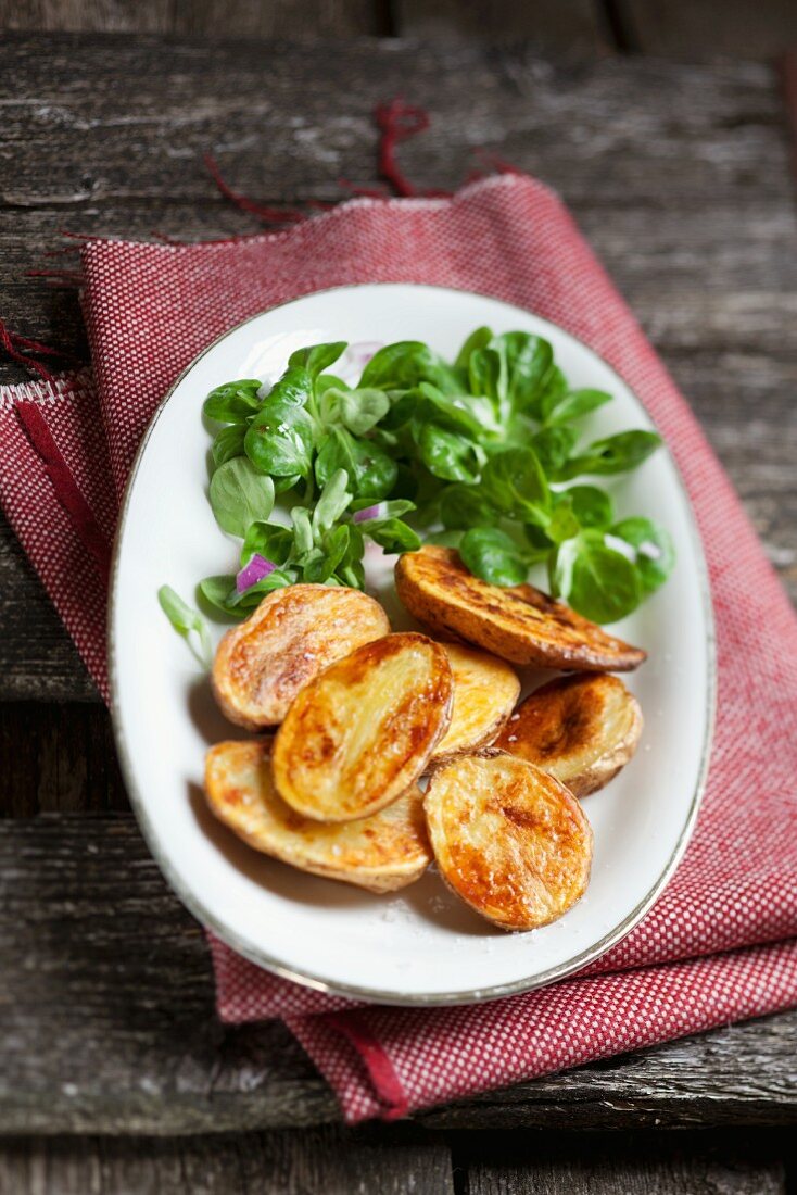 Fried potatoes with lamb's lettuce