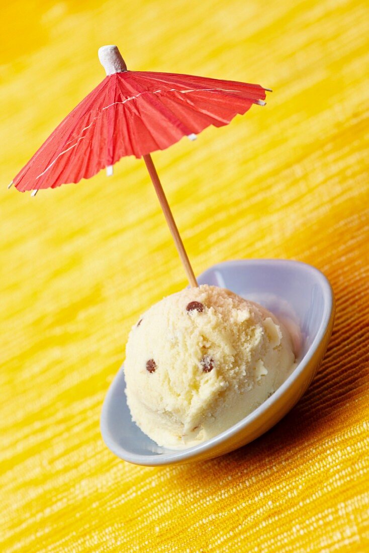 Eine Kugel Pfirsisch-Mascarpone-Eis mit Schirmchen