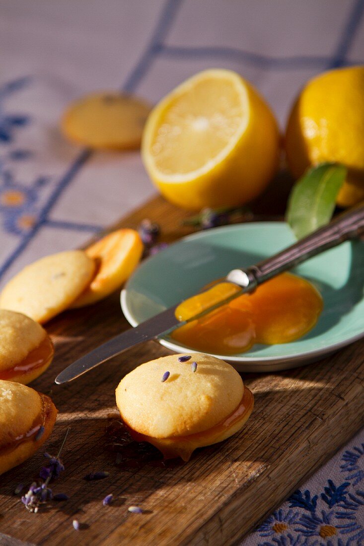 Orangenplätzchen mit Marmeladenfüllung