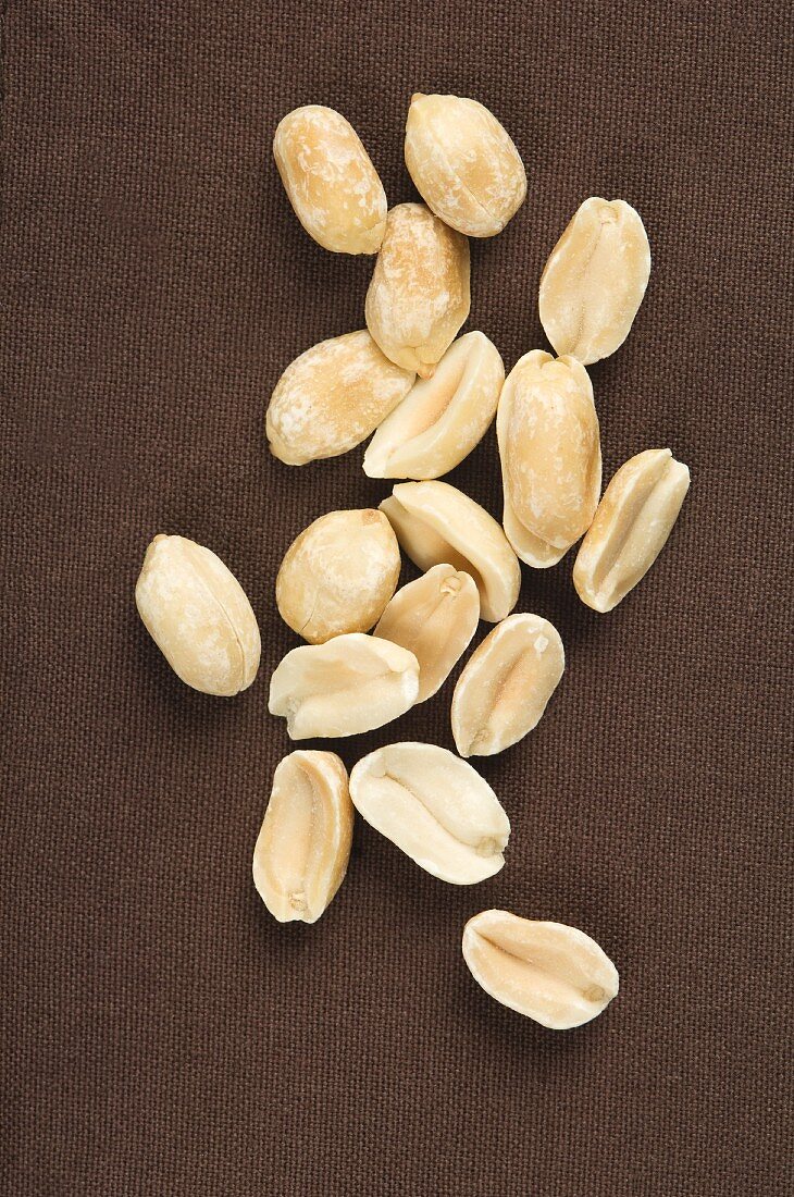 Peeled peanuts