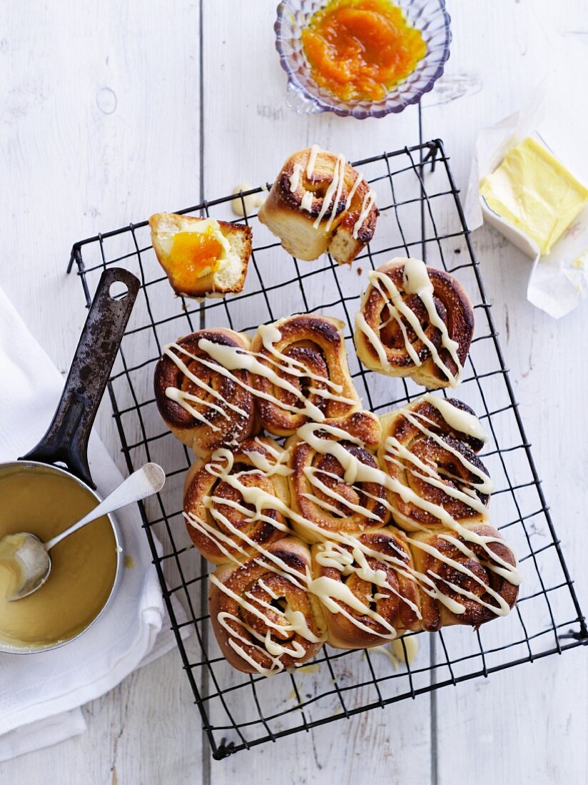 Sticky Buns mit Butter und Marmelade