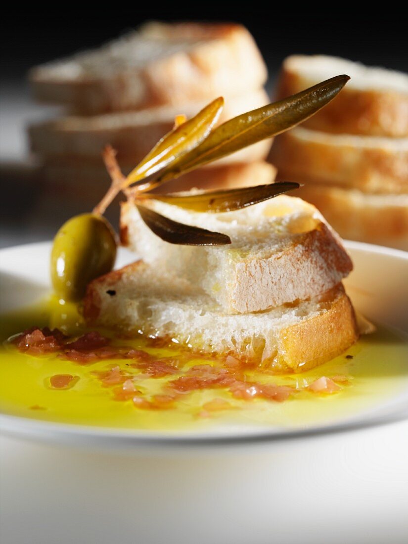 Pane e olio (Frisches Brot mit Olivenöl, Italien)