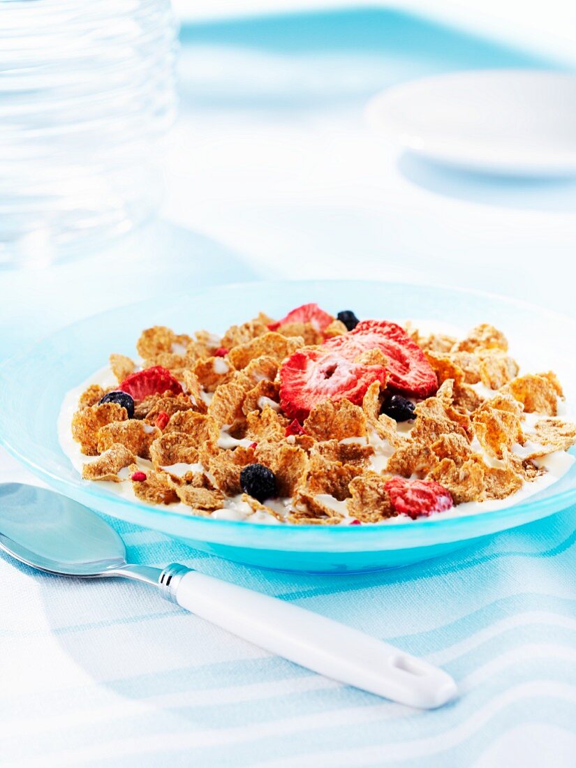 Wholemeal cornflakes with dried berries