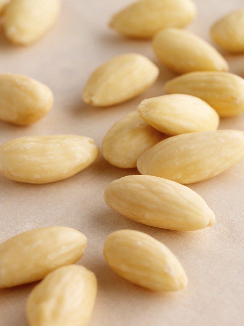 Peeled almonds