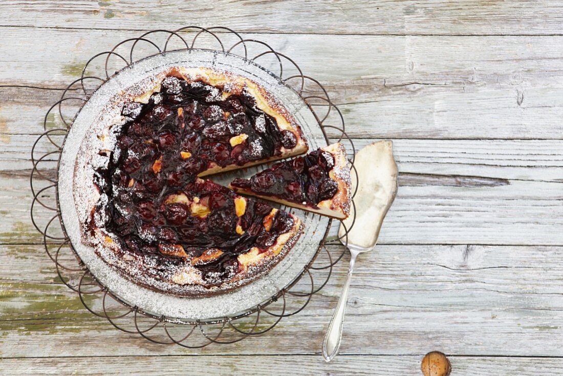 Käsekuchen mit Kirschen, angeschnitten