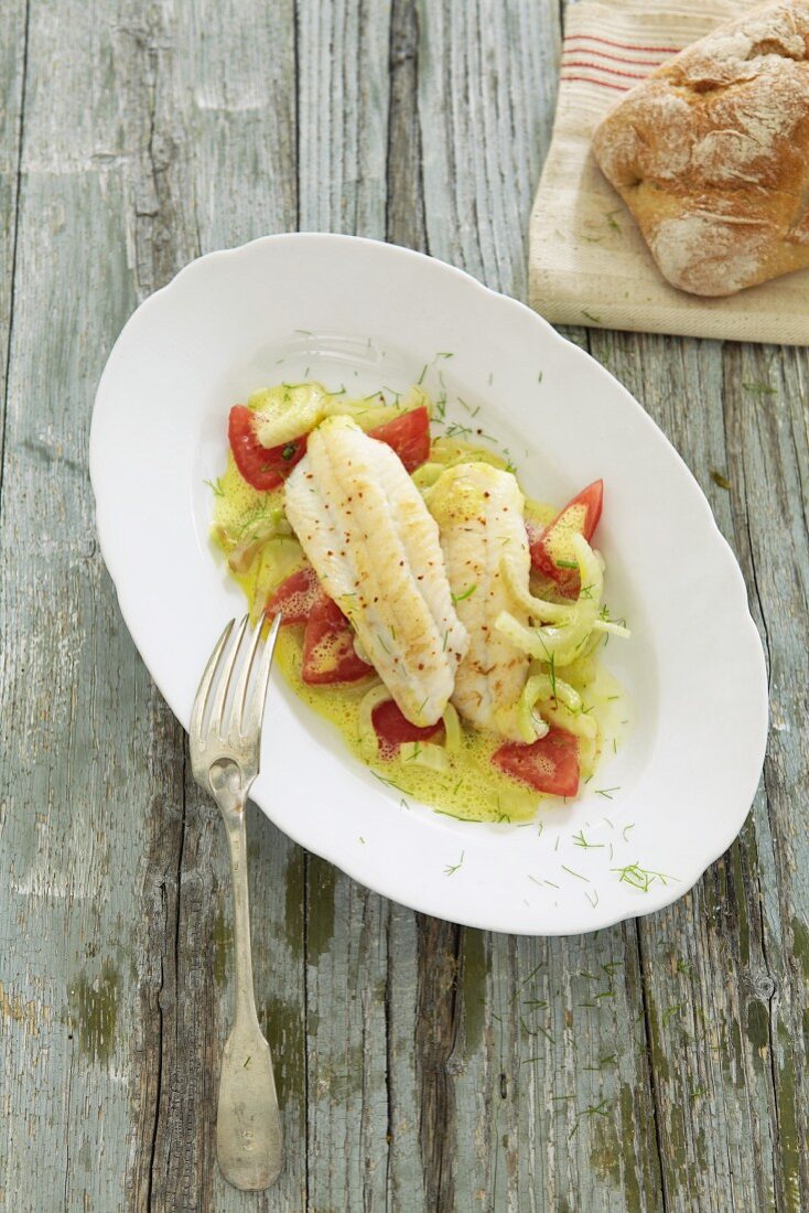 Sole fillets with fennel and tomatoes