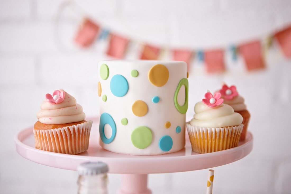 Kleiner Kuchen und Cupcakes auf einem Kuchenständer