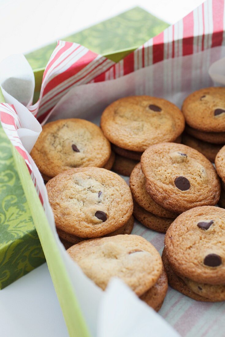 Chocolate Chip Cookies in einer Geschenkschachtel