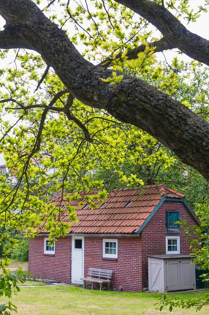 View of a little house with a red brick facade