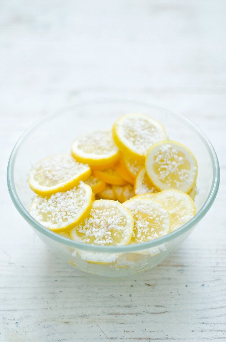 Zitronenscheiben mit Salz