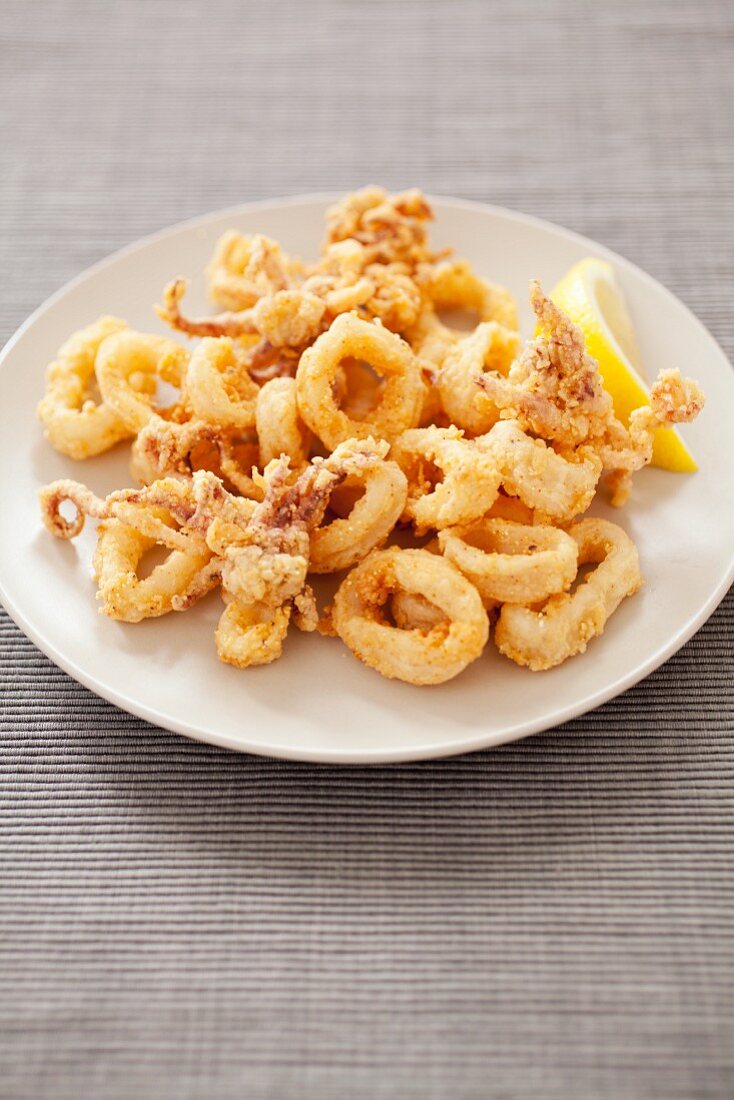 Frittierte Calamari mit Zitronenschnitz