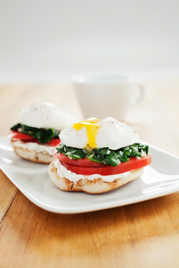 Sandwich mit pochiertem Ei und Tomaten