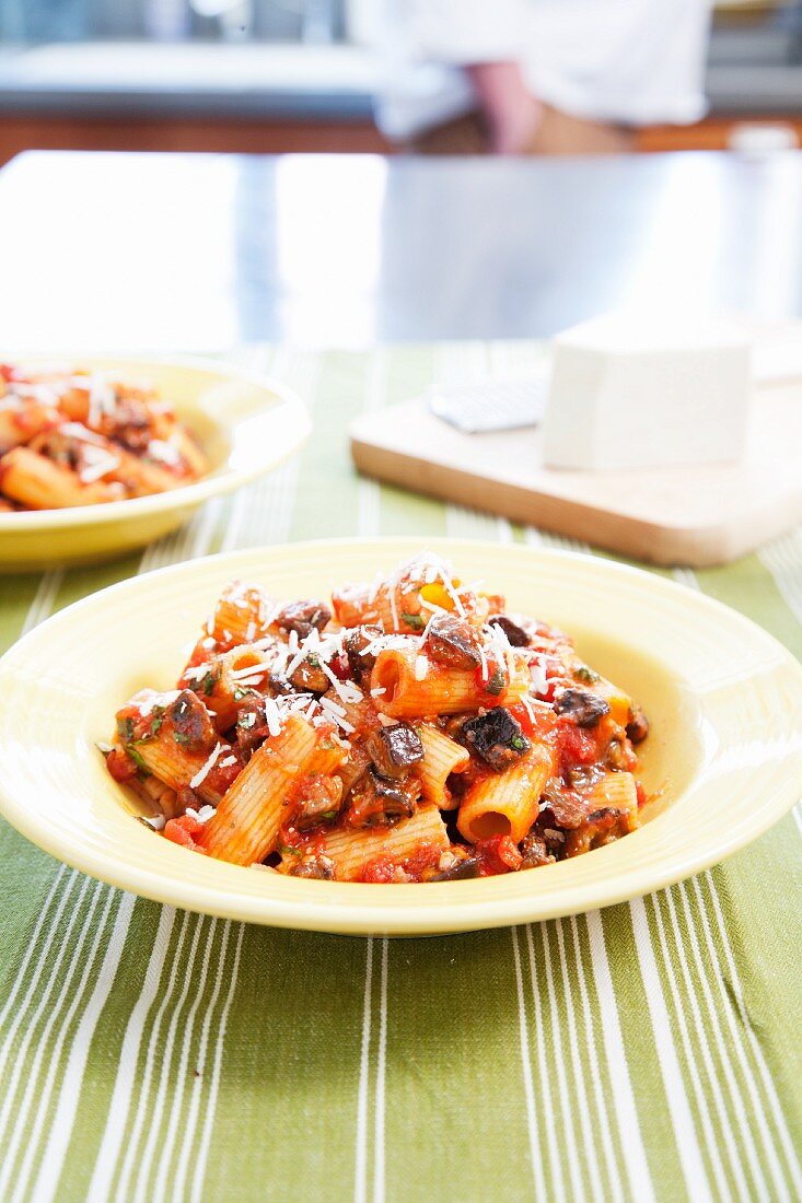 Pasta alla Norma (Nudeln mit Auberginen & Ricotta, Italien)