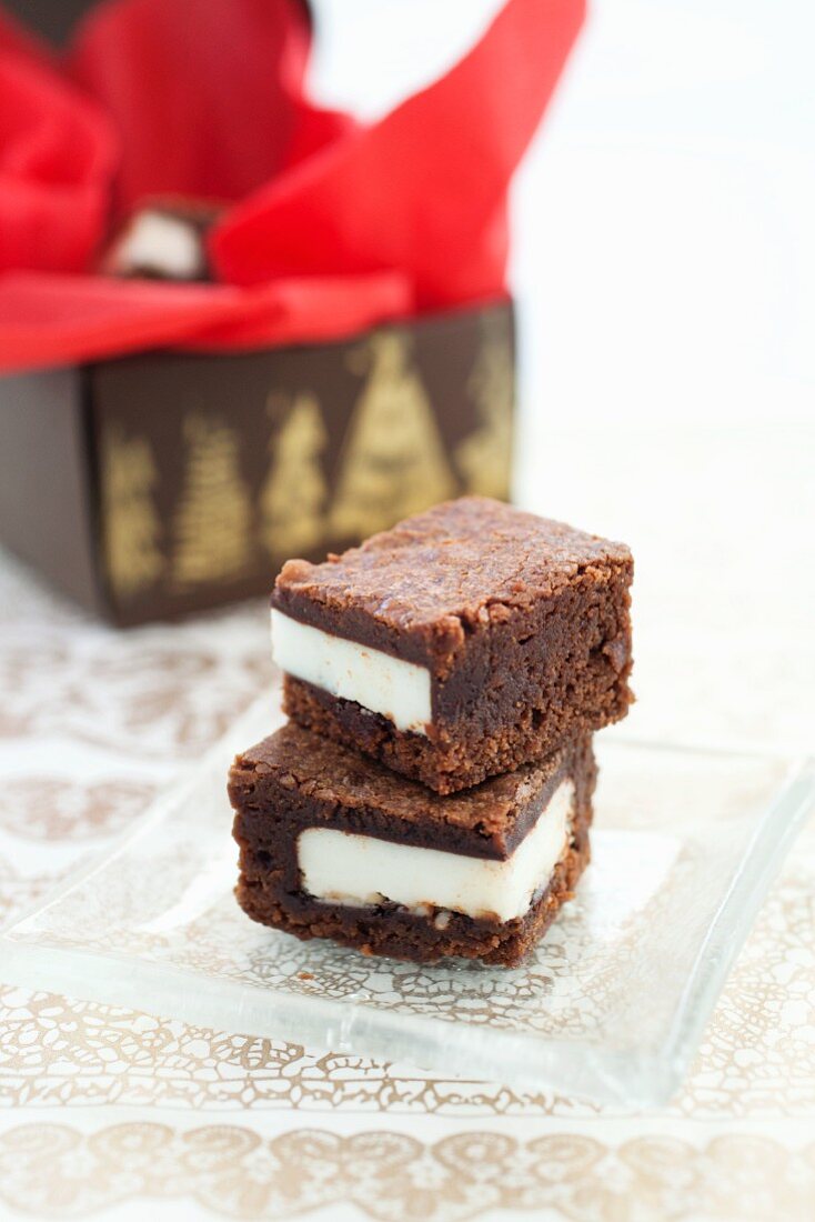 Browniewürfel mit Pfefferminzfüllung