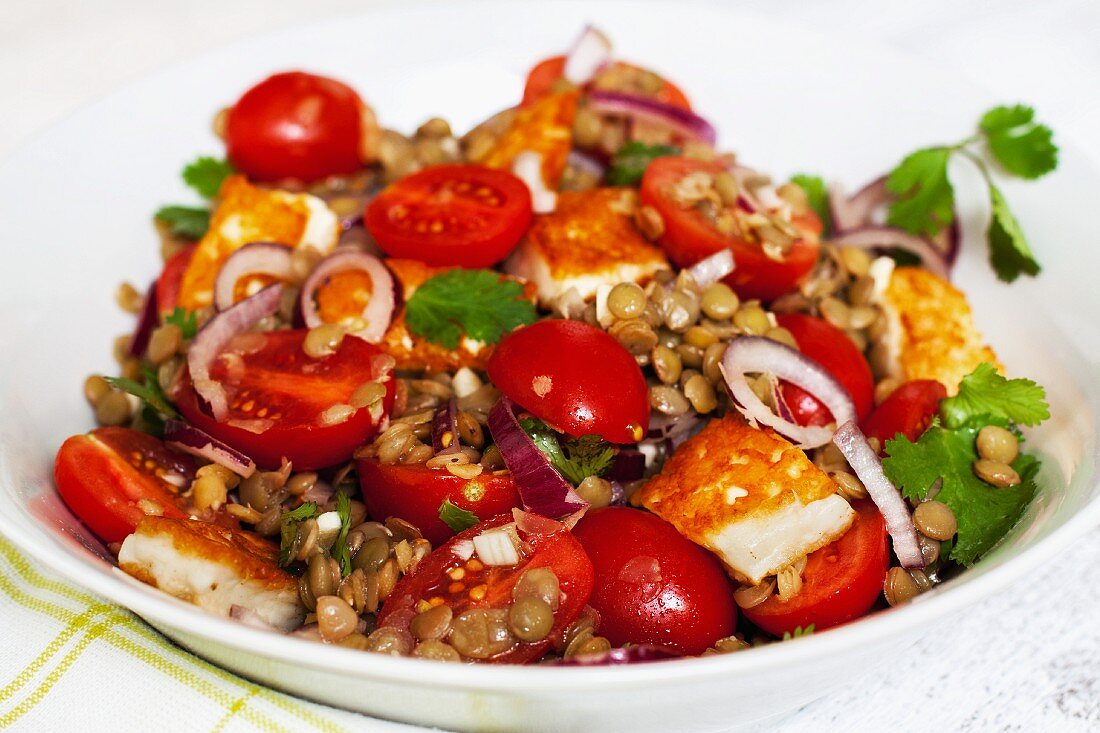 Lentil salad with tomatoes, onions and haloumi