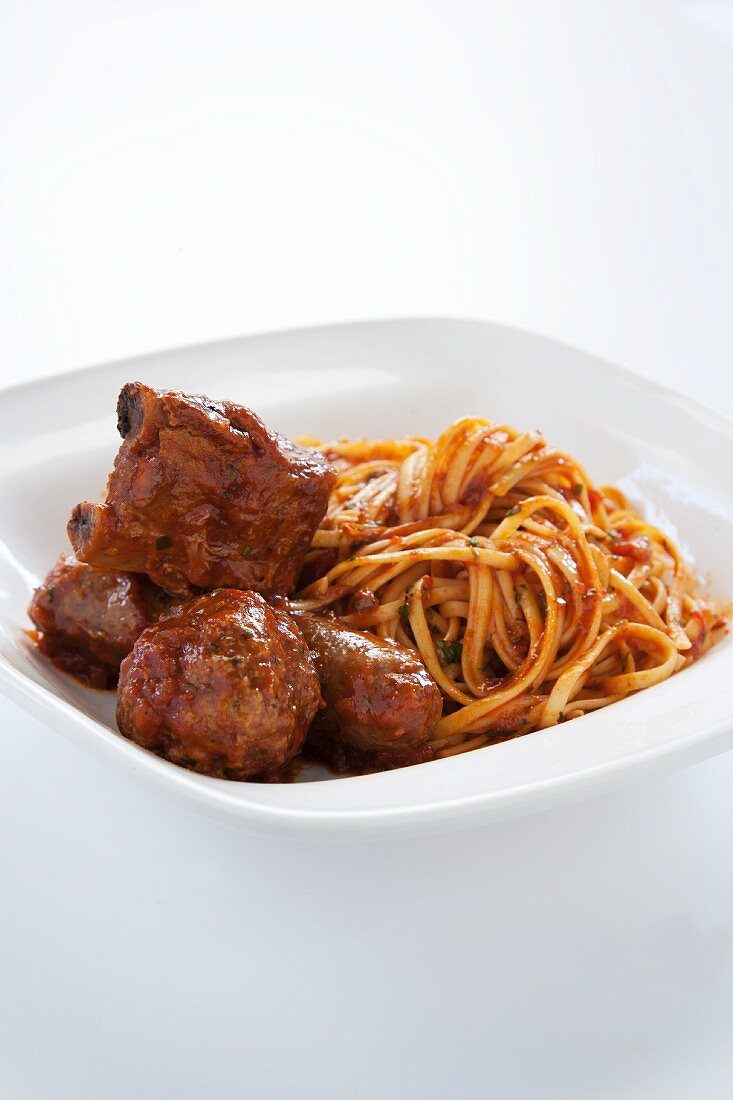 Spaghetti mit Tomatensauce, Hackbällchen, Wurst und Rippchen