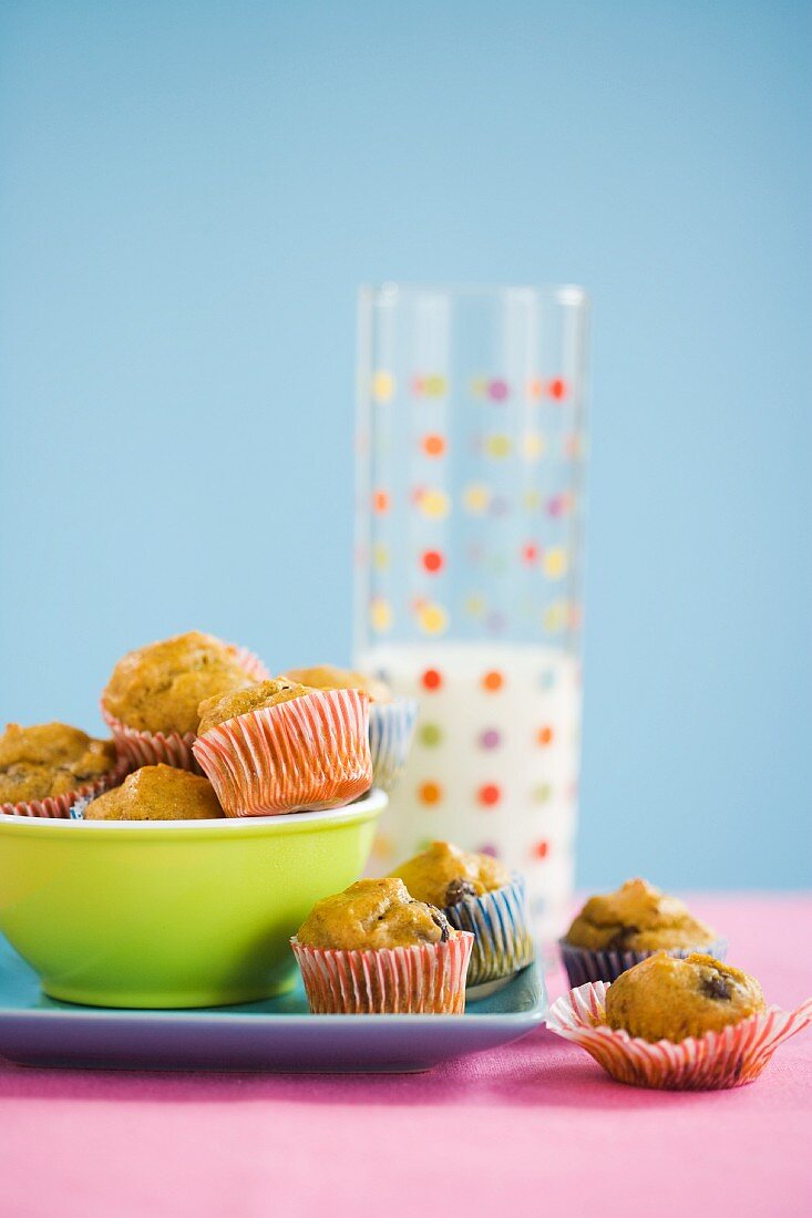 Mehrere Minimuffins und ein Glas Milch