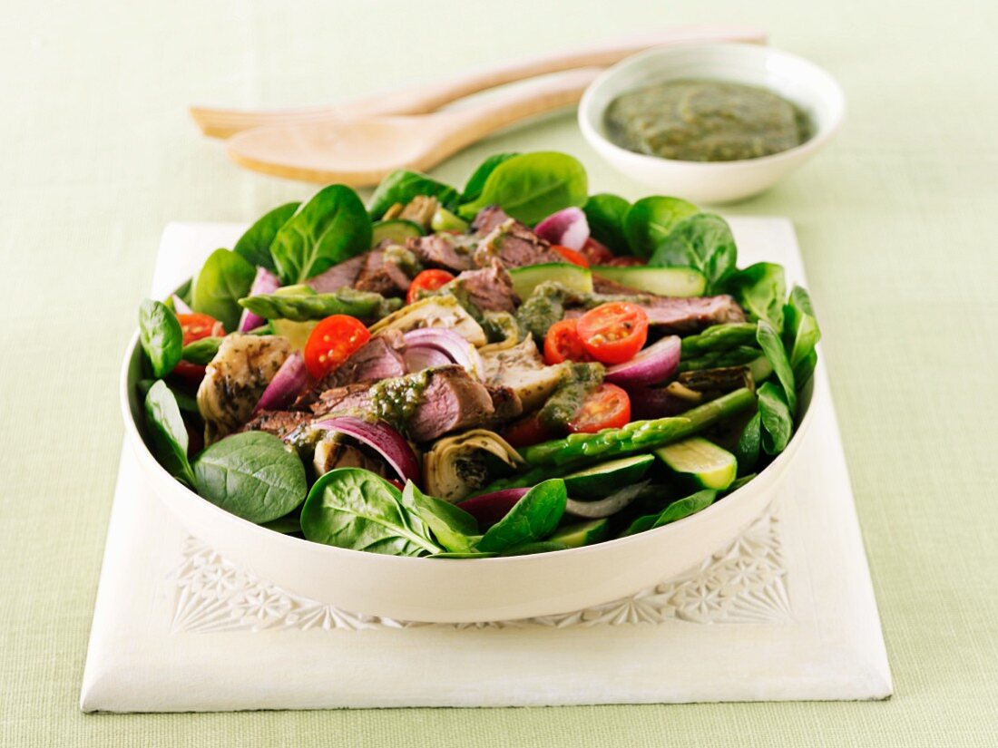 Salat mit Lammfleisch, Kirschtomaten, grünem Dressing und Feldsalat