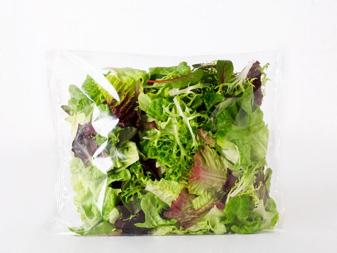 Gemischter grüner Salat in einer Plastiktüte