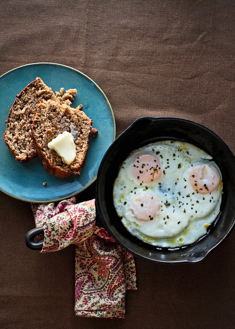 Fried eggs and toast