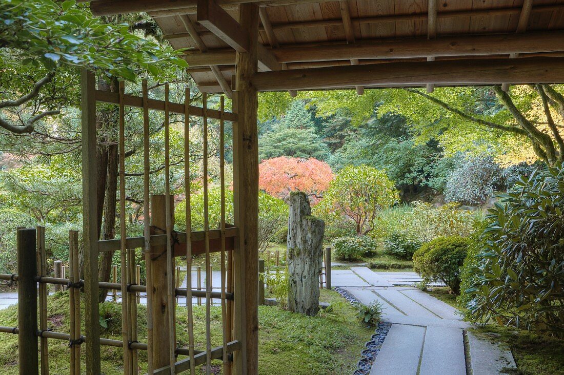 Überdachter Bereich mit Bambustor und -zaun im japanischen Tea Garden in Portland