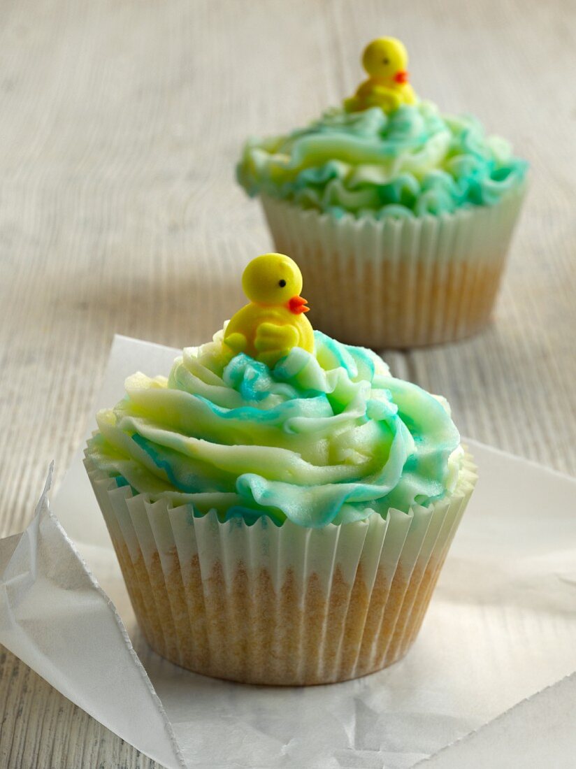 Cupcakes decorated with fondant chicks