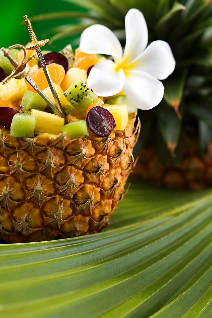 Obstsalat mit exotischen Früchten in ausgehöhlter Ananas
