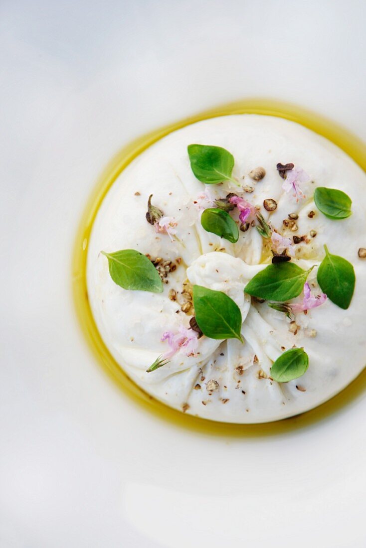 Burrata mit Oregano, Pfeffer, Basilikum und Olivenöl