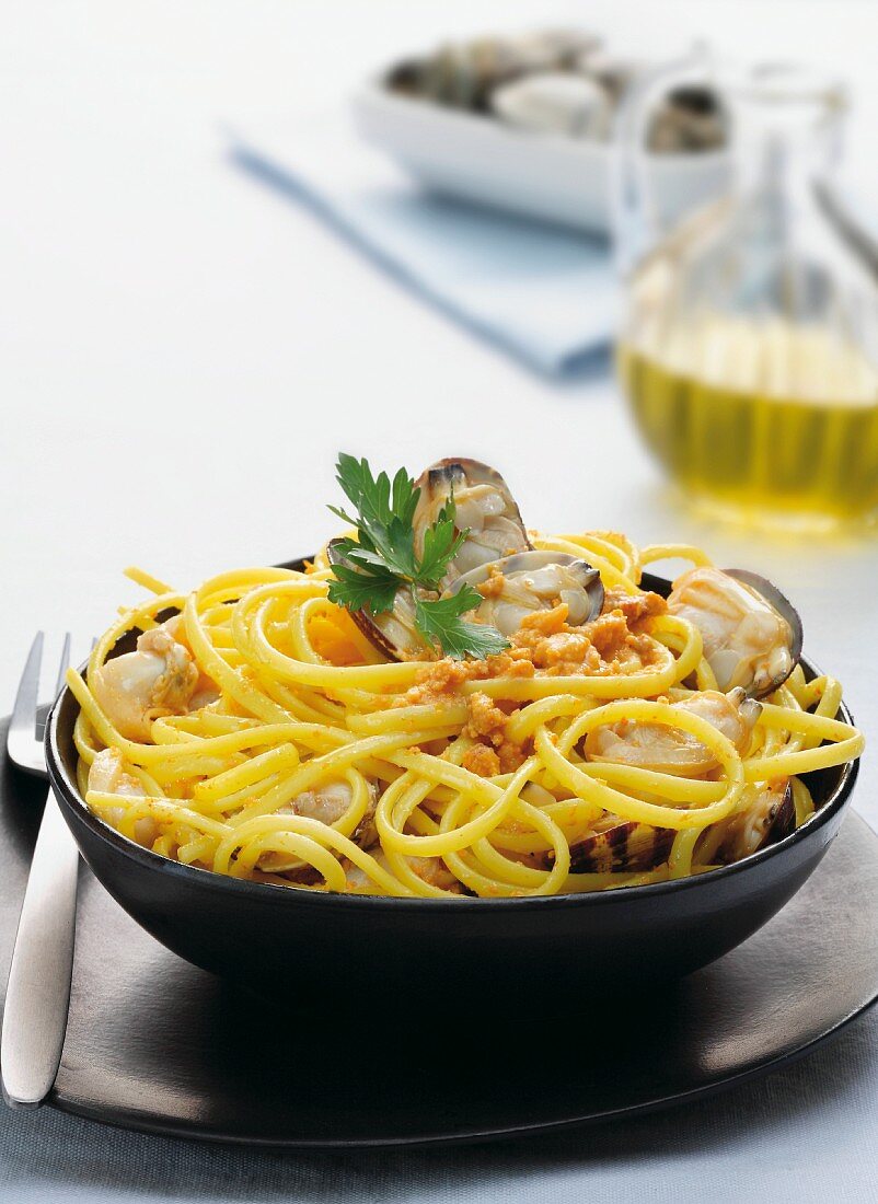 Linguine con vongole e ricci di mare (pasta with sea urchins and mussels)