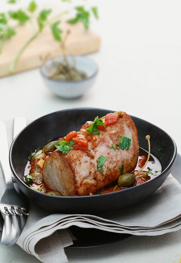 Tonno alla provenzale (tuna in a tomato and caper sauce)