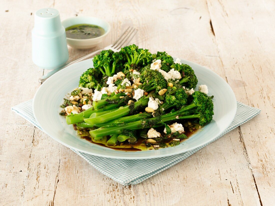 Broccoli salad with goat's cheese