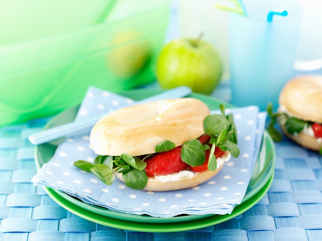 Bagel mit Frischkäse und Brunnenkresse zum Lunch