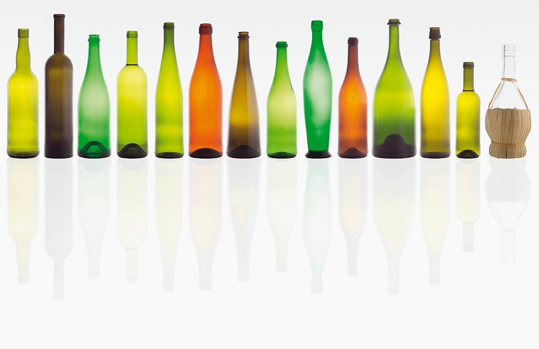 Verschiedene Weinflaschen in einer Reihe